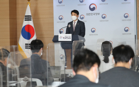 3기 신도시 투기 의혹 관련 브리핑하는 국무1차장      (서울=연합뉴스) 백승렬 기자 = 최창원 국무조정실 국무1차장이 8일 오후 정부서울청사에서 한국토지주택공사(LH) 직원들의 3기 신도시 투기 의혹과 관련해 정부합동특별수사본부(특수본) 설치와 수사 관련 브리핑을 하고 있다. 2021.3.8      srbaek@yna.co.kr  (끝)